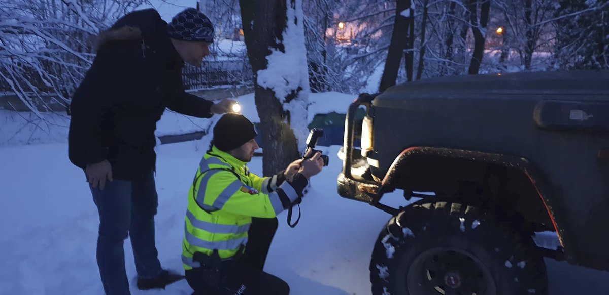 Policista hledal na džípu stopy laku.