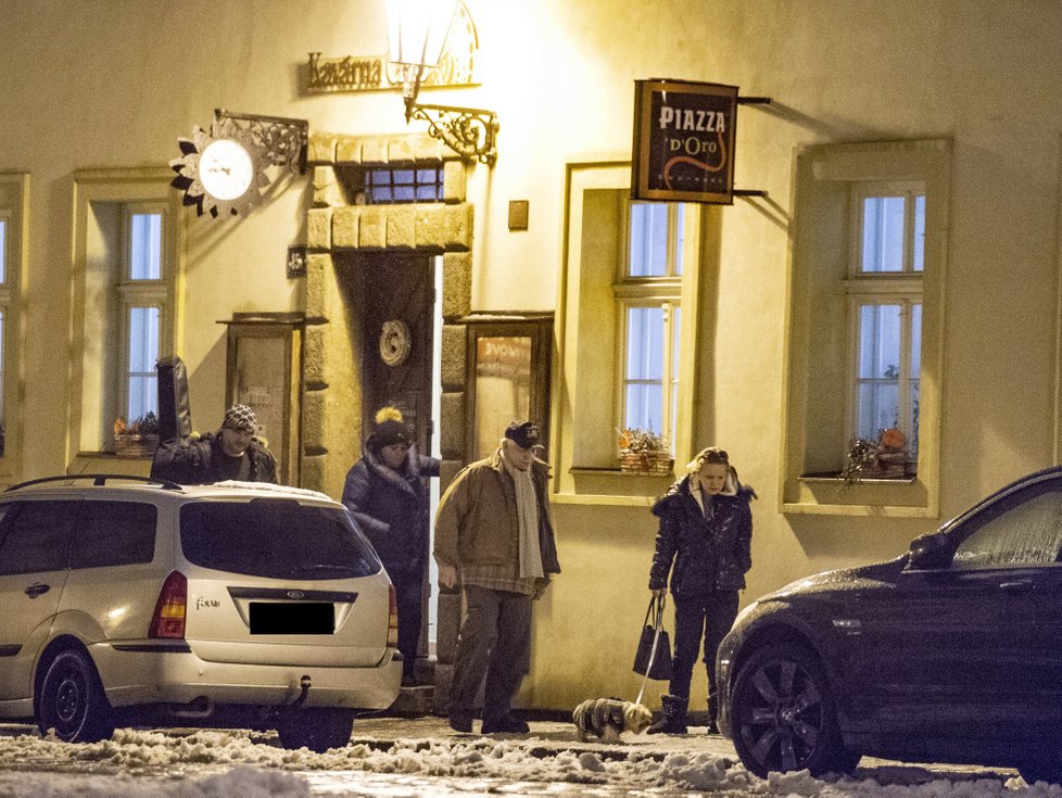 Partička v čele s Jirkou Krampolem se po večeři dostala do pohody.