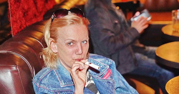 Hana Krampolová šlukuje nyní elektronické cigarety