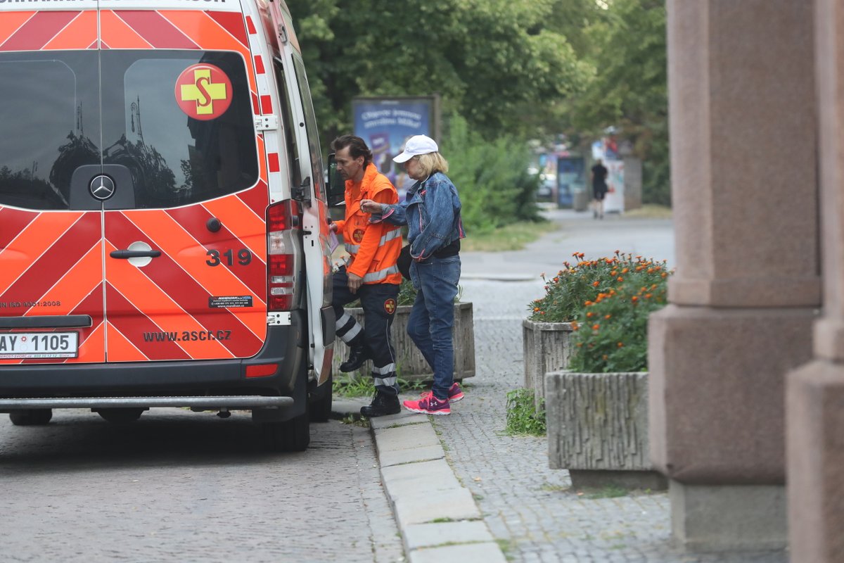 Hanka Krampolová jde se zdravotníkem do sanitky.