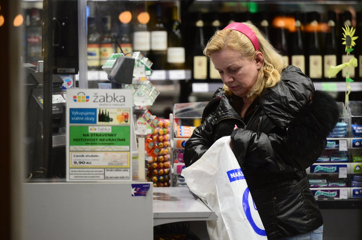 Hanka Krampolová si v obchodě kupovala alkohol.