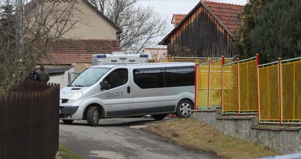 Brutální zločin v Kuníně: Nenápadný inženýr, který měl useknout mámě hlavu mačetou, se zhroutil