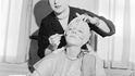 Expertka na kosmetiku a podnikatelka polského původu Helena Rubinstein ukazuje své klientce, jak a kam aplikovat make-up, aby co nejvíce lichotil jejím rysům, 1935