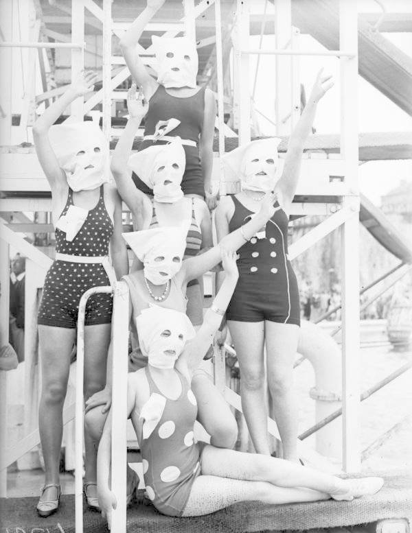 Soutěž o nejkrásnější postavu. Účastnice mají zakryté hlavy, aby svým obličejem nezkreslovaly rozhodnutí poroty. Velká Británie, 1932