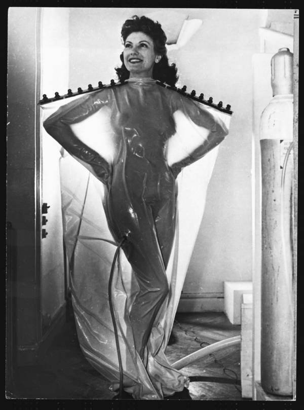 &#34;Ozónová koupel&#34;, která měla teplem zajišťovat hubnutí a detoxikaci, 1951