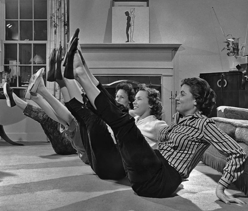 Ženy si cvičením zlepšují své držení těla. USA, 1960