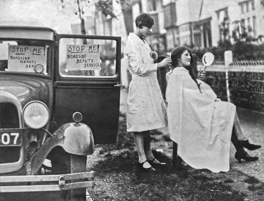 Pojízdný salon krásy. Londýn, 1930