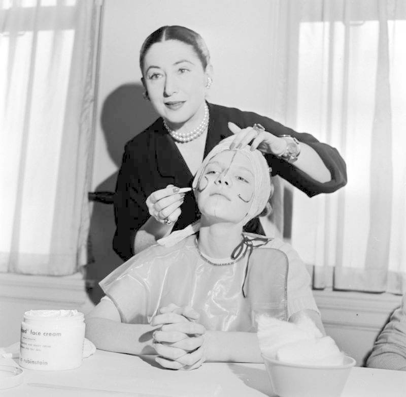 Expertka na kosmetiku a podnikatelka polského původu Helena Rubinstein ukazuje své klientce, jak a kam aplikovat make-up, aby co nejvíce lichotil jejím rysům, 1935