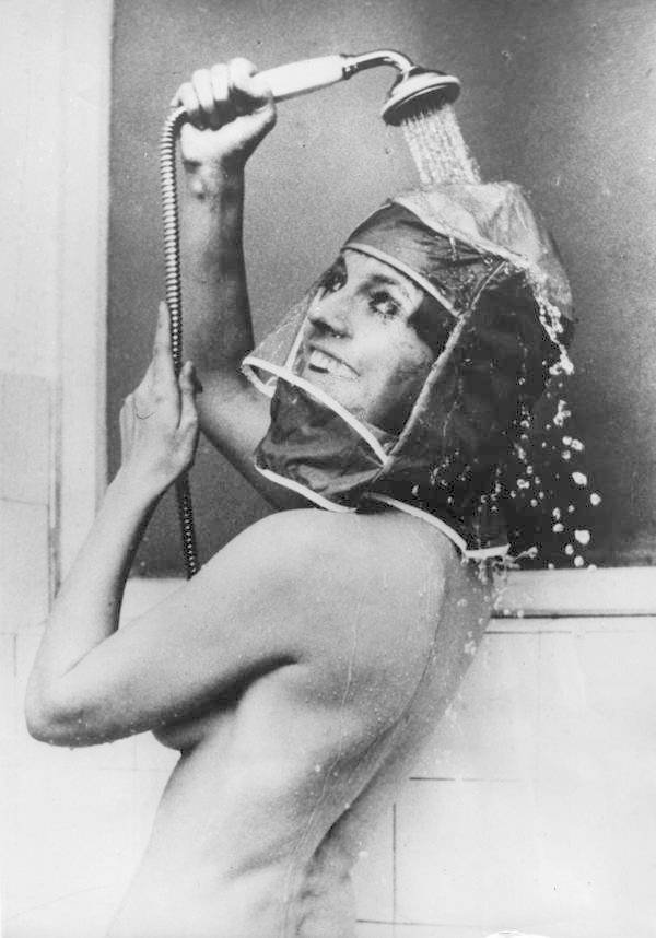 Herečka Inge Marschall demonstruje, jak používat koupací čepici - německý vynález, který měl zabránit zničení účesu a make-upu při koupání, 1970