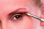 Oční stíny použijte v decentních barvách. Neuškodí však, pokud budou obsahovat třpytivé částečky.