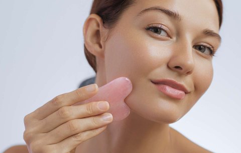 Zářivá pleť bez vrásek? Gua Sha kámen i Kansa Wand hůlka dokážou zázraky