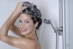 Čím častěji si vlasy myjete, tím více je okrádáte o jejich přirozené oleje. Jsou pak suché a lámavé.