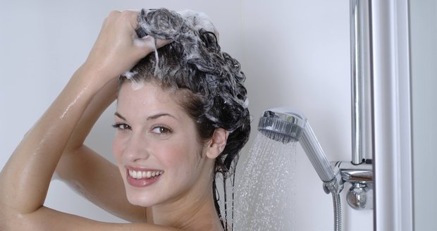 Čím častěji si vlasy myjete, tím více je okrádáte o jejich přirozené oleje. Jsou pak suché a lámavé.