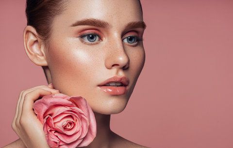 Nejkrásnější parfémy s růžemi: Provoňte se květinou lásky!