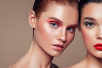 Make-up trendy pro rok 2021: Rudé rty a barevné oční stíny