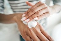 Test krémů na ruce: Které se dobře vstřebávají a ochrání pokožku i nehty?