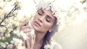 Zahalte se do vůně květin: Nové jarní parfémy, které si rychle zamilujete