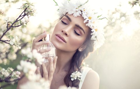Zahalte se do vůně květin: Nové jarní parfémy, které si rychle zamilujete