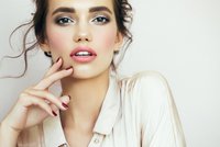 Test podkladových bází pod make-up: Která pleť sjednotí a líčení díky ní vydrží déle?