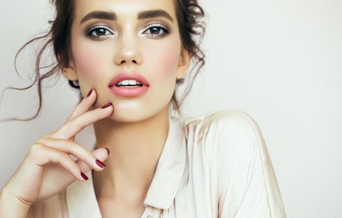Test podkladových bází pod make-up: Která pleť sjednotí a líčení díky ní vydrží déle?