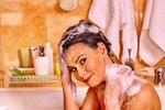 Jak správně nanést šampon a šetrně se umýt vlasy