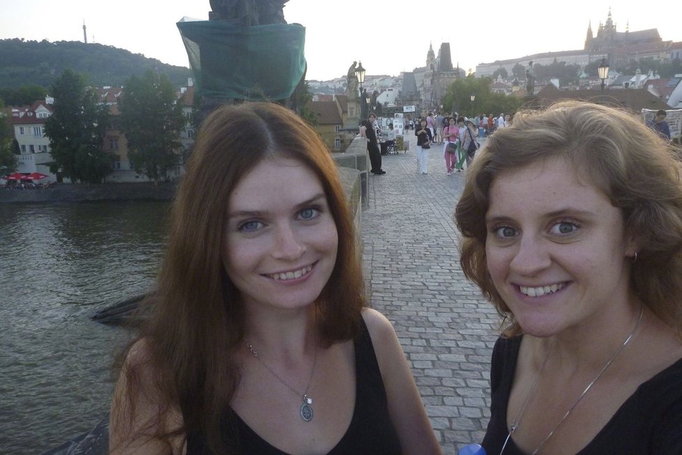 Lidé pátrají na sociální síti po dívce, která před pěti lety utopila v Krumově foťák.