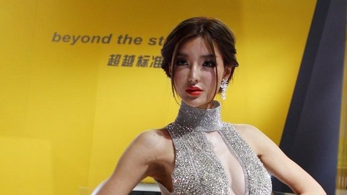 Krásky pekingského autosalonu – modelka Li Ying Zhi