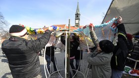 Obal vytvářeli propojováním 16 zdobených plátěných dílů barevnými stuhami. Plátno pak napnuli na připravenou kovovou konstrukci.