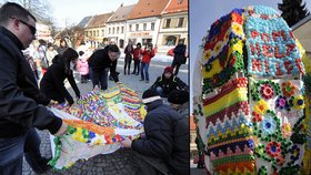 Dva metry vysoká kraslice zdobená tisíci barevných víček od PET láhví dnes kvůli sbírce Pomozte dětem vznikla v Chotěboři.