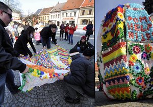 Dva metry vysoká kraslice zdobená tisíci barevných víček od PET láhví dnes kvůli sbírce Pomozte dětem vznikla v Chotěboři.