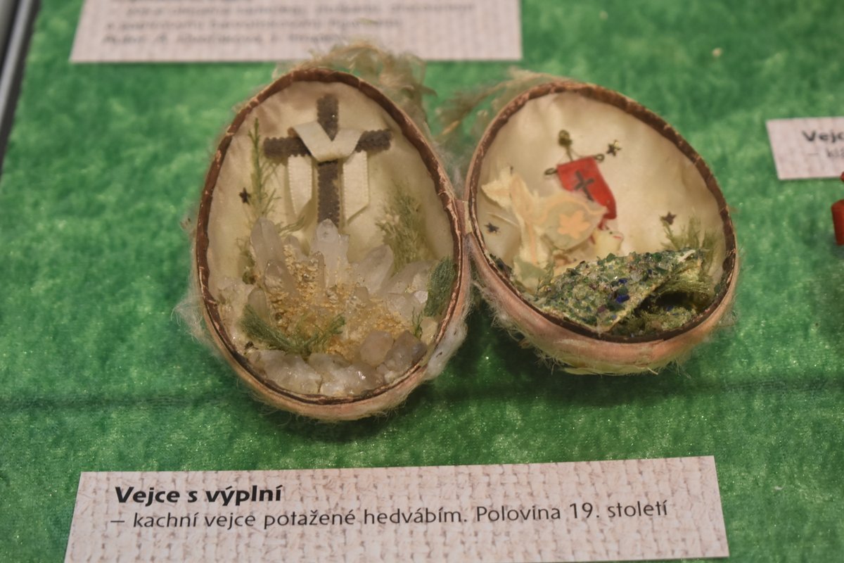 Nejstarší exponát výstavy je kachní vejce s výplní. Kraslice s církevním motivem je potažena hedvábím a pochází z poloviny 19. století.