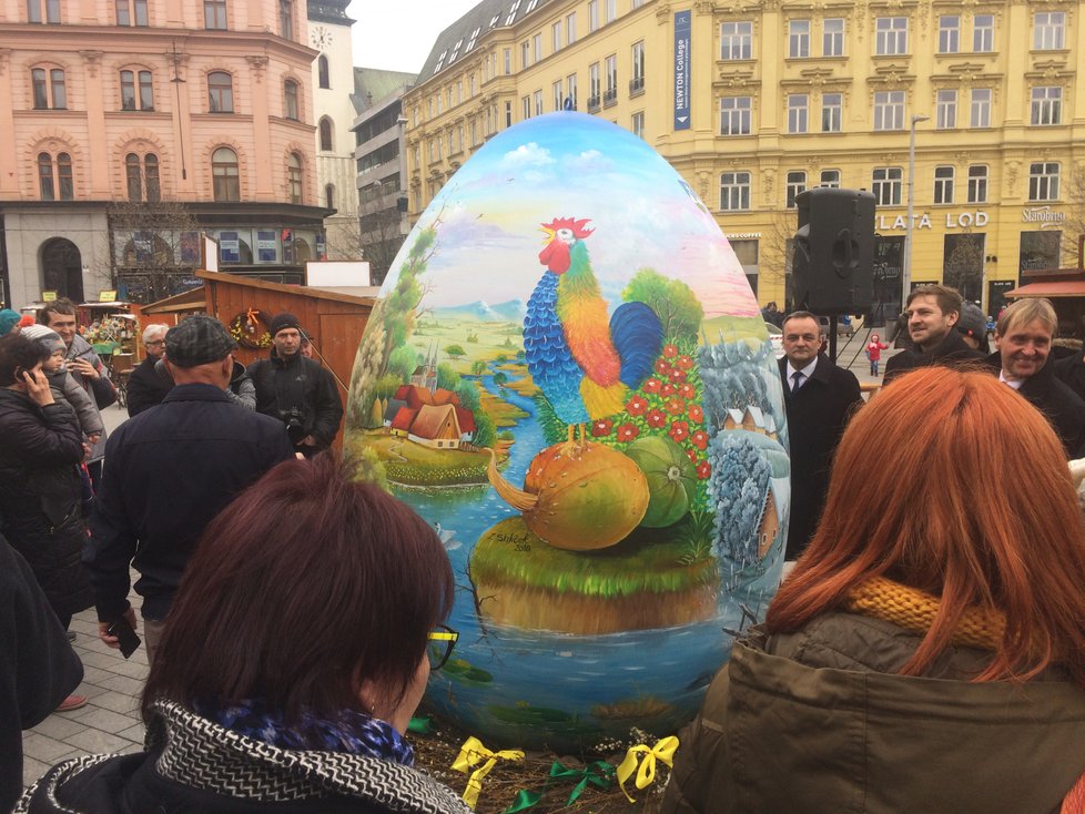 Dva metry vysoká a půldruhého metru široká kraslice zdobí brněnské náměstí Svobody. Bude na něm až do 1. dubna 2018.