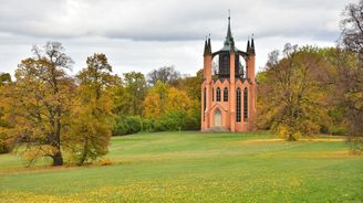 Nejstarší anglický park v Čechách skrývá novogotický chrám i tisíciletý dub