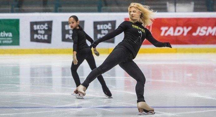 V tréninku Březinová spolupracuje s Jozefem Sabovčíkem. Celé léto bruslila pod jeho dohledem v USA.