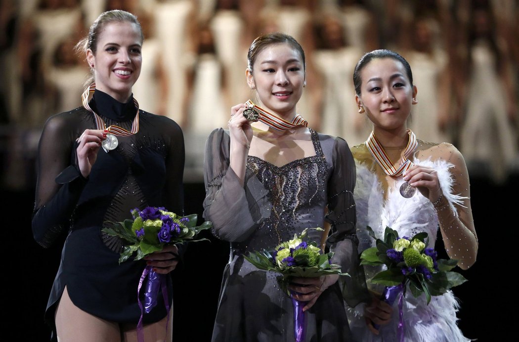 Na stupních vítězů Caroline Kostnerová  ve společnosti zlaté Korejky Kim Ju-na, třetí skončila Japonka Moa Asadaová