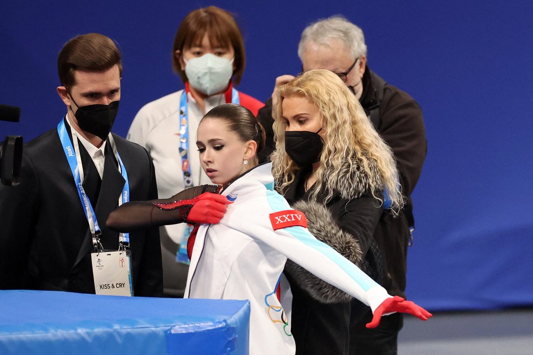 Ruská krasobruslařka Kamila Valijevová neustála na olympiádě tlak po dopingovém skandálu