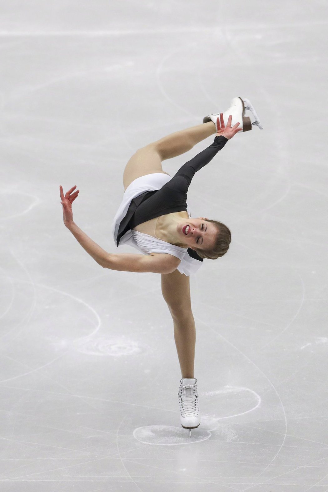 Po dopingové aféře se na led vrátila Italka Carolina Kostnerová.