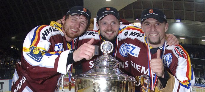 Ondřej Kratěna, Jaroslav Hlinka a Martin Chabada s Pohárem pro vítěze play-off extraligy z roku 2006