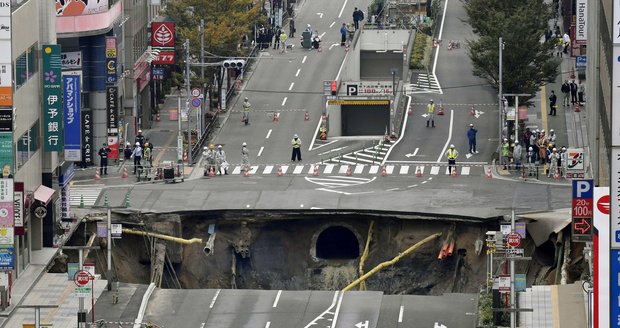 Na rušné ulici vznikl kráter hluboký 20 metrů. Země se propadla v Japonsku