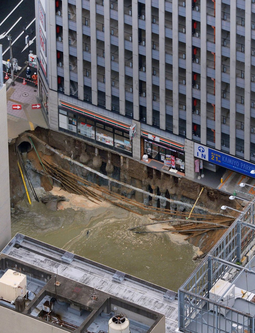 Na rušné třídě jednoho z největších japonských měst Fukuoky se propadla zem.