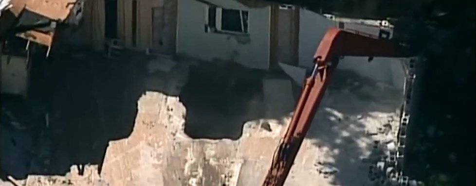 Dům, ve kterém se muž propadl pod zem, byl už zdemolován.