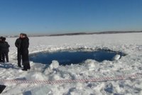 Rusové hledají úlomky meteoritu: Největší je velký jako dětská pěst