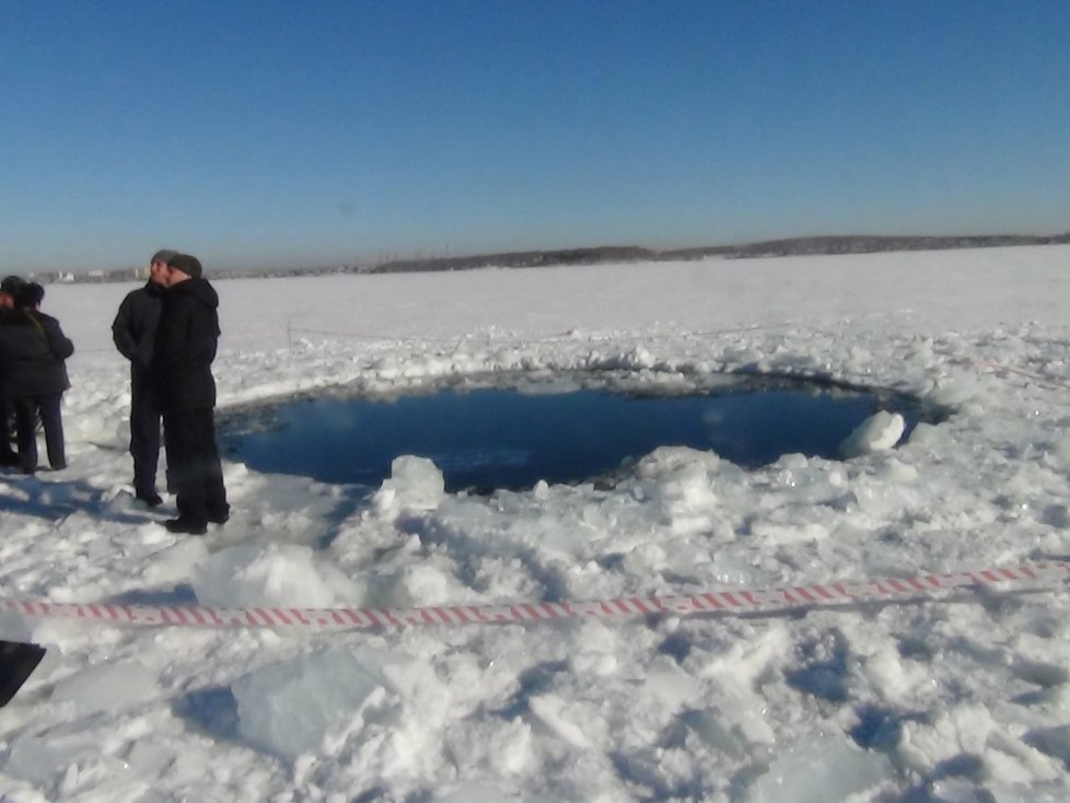 Kráter po dopadu meteoritu u jezera Čebarkul má průměr 8 metrů