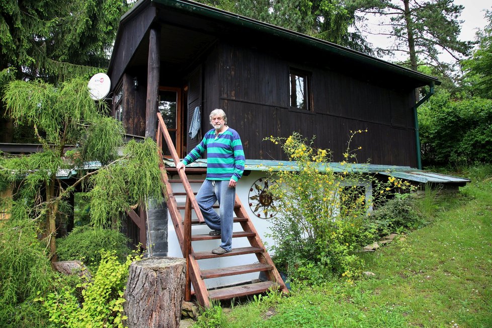 Herec Kratina před svou chatkou