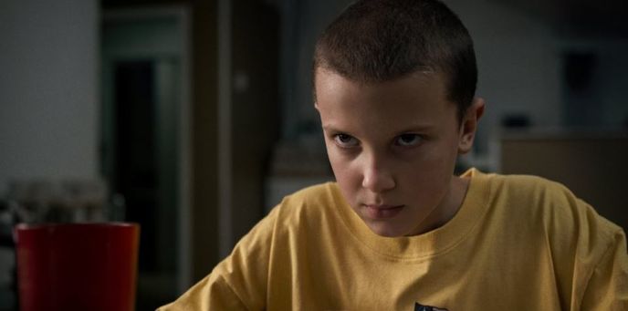 Role skoro holohlavé Eleven v seriálu Stranger Things z ní udělala hvězdu: herečka Millie Bobby Brown má dnes už vlasy dorostlé.