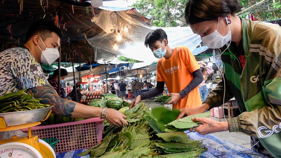 Na trhu v Thajsku je možné si koupit čerstvě natrhané listy kratomu.