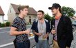 Herci David Kraus, David Gránský a Martin písařík popíjeli alkohol na ulici.
