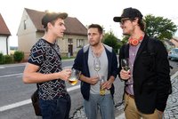 Když je chuť silnější: Gránský, Písařík a Kraus popíjeli alkohol na ulici
