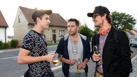 Herci David Kraus, David Gránský a Martin Písařík popíjeli alkohol na ulici.