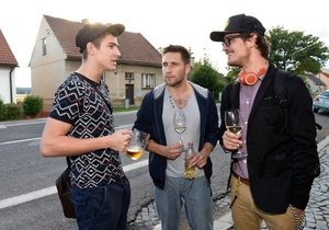 Herci David Kraus, David Gránský a Martin Písařík popíjeli alkohol na ulici.